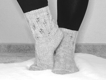 "Flora Grey" Strickanleitung für Socken mit Wellen-Fallmaschenmuster - Bild 4