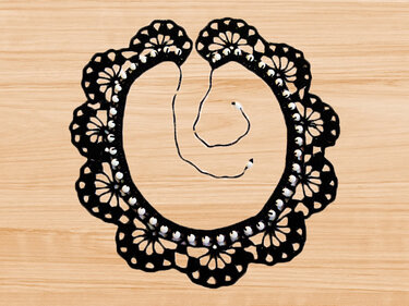 A crochet collar necklace pattern
