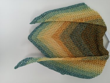 Handgehäkeltes Dreieckstuch mit Farbverlauf in Gelb, Braun und Grün