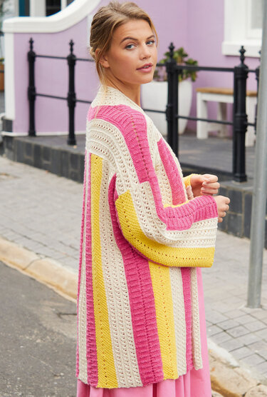 Weiter Cardigan mit farbigen Musterstreifen in Natur, Pink und Gelb - Stricken