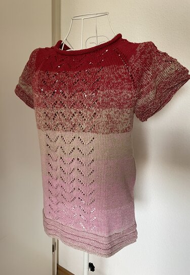 Kurzärmeliges gestricktes Damen‑Shirt mit Rot‑Rosa‑Beige Farbverlauf und Ajourzickzackmuster
