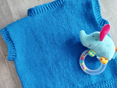 türkiser gestrickter ärmelloser Baby-Pullover mit Elefanten-Rassel