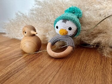 Greifling, Beißring, Rassel Pinguin, Häkelanleitung