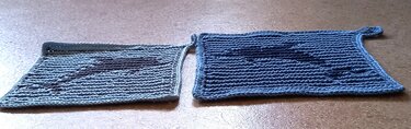 Gestrickte rechteckige Topflappen in Hell- und Mittelblau mit Aufhängeschlaufen