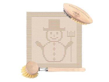 Beigefarbenes gestricktes quadratisches Deckchen mit Schneemannmotiv und Holzbürsten