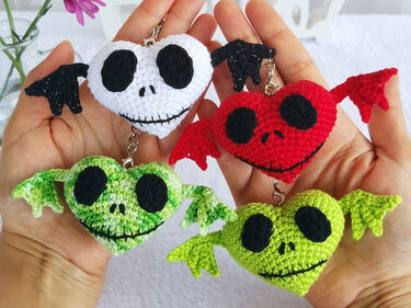 Spooky Hearts Amigurumi Pattern - Crochet Keychain - Image 3