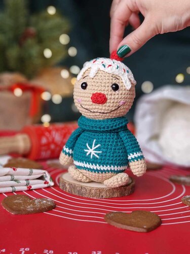 Crochet gingerbread man amigurumi pattern