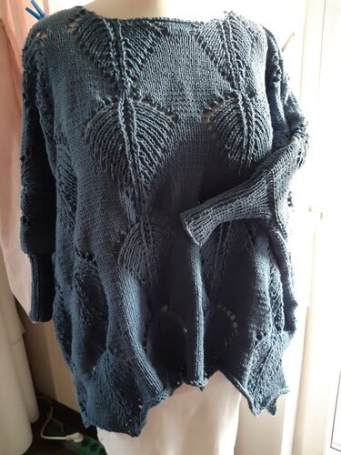 Dunkelblauer gestrickter Damenpullover mit Ajour-Blattmuster und weitem Halsausschnitt auf Schneiderpuppe.