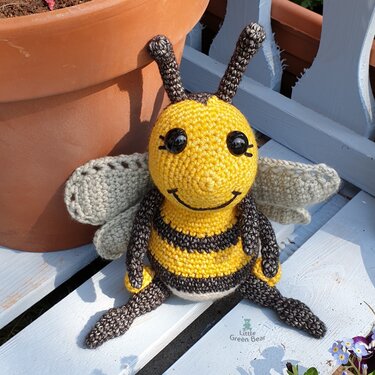 Becky the Bumblebee Crochet Amigurumi Pattern (English)