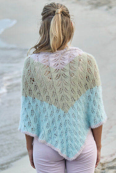 Rückenansicht einer Person mit gestricktem Dreieckstuch in Pastellfarben und Blatt-Ajourmuster