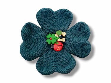 Crochet pattern lucky box / gift box in the shape of a cloverleaf / heart