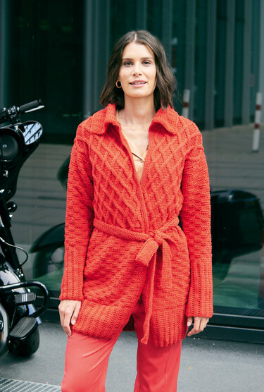 Rote Jacke mit Zopfmuster - Bild 5