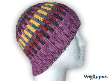 Violette gestrickte Damenmütze mit buntem Muster auf Modellkopf, Seitenansicht