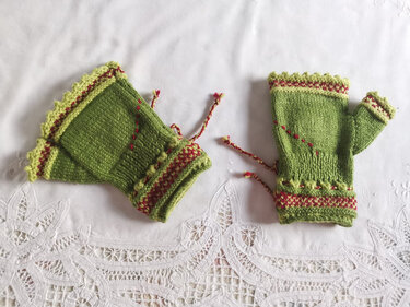 Oh La-La Fingerless Gloves - Knitting