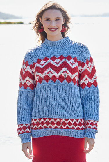 Patentpulli mit Jacquardstreifen in Hellblau, Rot, Natur - Stricken