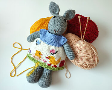 Daisy, the Easter Bunny - Toy Knitting Pattern