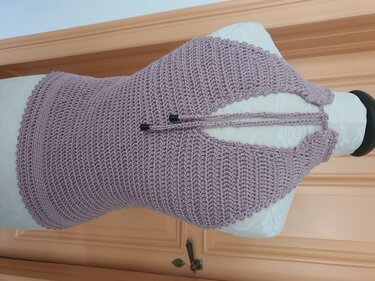 Fliederfarbenes gehäkeltes Neckholder-Top auf Schneiderpuppe, gerippte Struktur, Bindeband mit schwarzen Enden