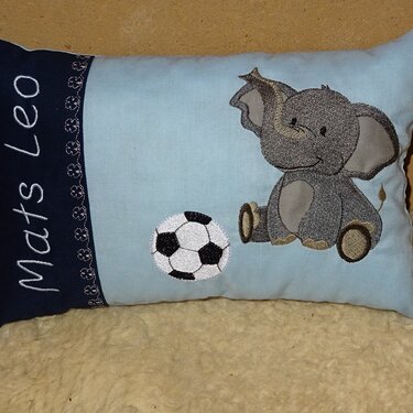 Elefant mit Fußball inkl. Kissen ITH Stickdatei - Sticken