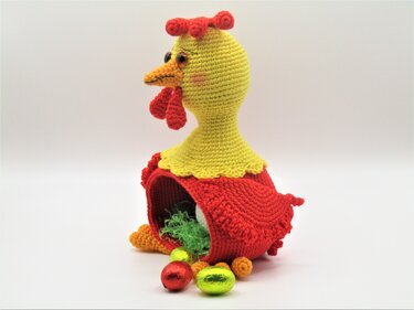 Gehäkeltes Amigurumi-Huhn gelb-rot mit offener Höhle und bunten Dekoeiern