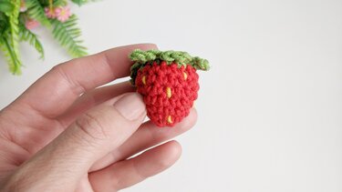 Crochet strawberry pattern, easy crochet keychain NO SEW pattern
