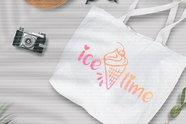 Weiße Stofftasche mit mittig platziertem Eis-Konus in Pink und Orange und Schriftzug 'ice time'.