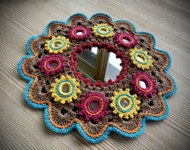 Spiegelrahmen mit kleinen Spiegelchen - Häkeln