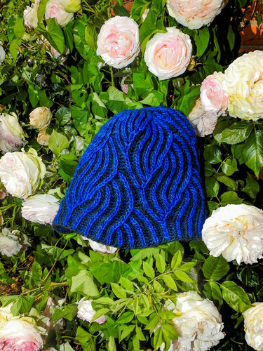 Zweifarbige blaue Strickmütze mit gewelltem Reliefmuster auf Rosenblättern