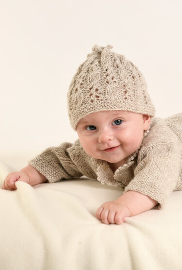 Strick-Set aus Mütze, Jacke und Hose in Beige fürs Baby - Bild 2