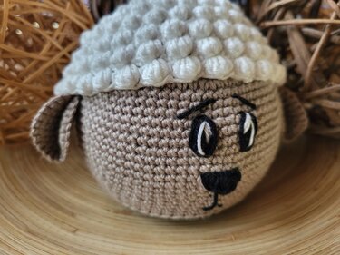 Sprachgesteuerte KI umhäkeln "Schaf"