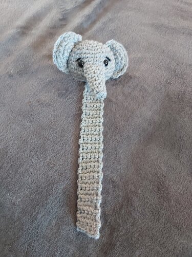 Gehäkeltes graues Lesezeichen mit Elefantenkopf und langem Rüssel