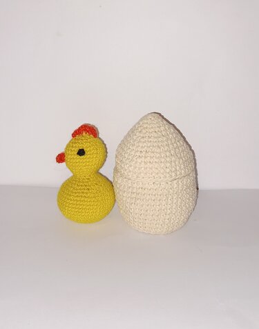 Chicken in egg amigurumi crochet pattern