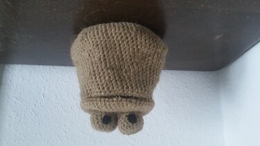 Beiger handgehäkelter Utensilo-Korb mit umgeschlagenem Rand und zwei kleinen Taschen