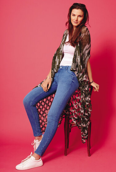 Großes, gehäkeltes Tuch in zwei Mustern mit Armlöchern - Bild 5