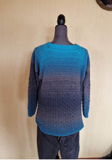 Rückenansicht gehäkelter Herrenpullover mit Verlaufsgarn, Fokus auf Stichstruktur