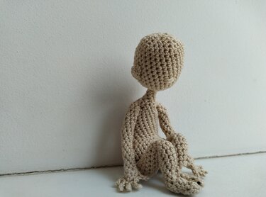 Crochet pattern: Doll Body, basic, base with hands that have Fingers