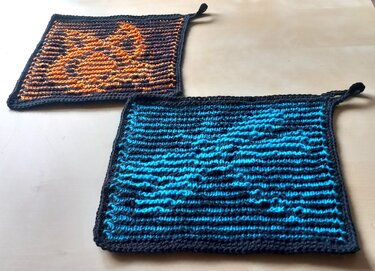 Zwei quadratische gestrickte Topflappen in türkis/blau und orange mit Aufhängeschlaufen