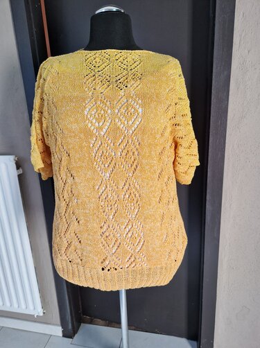 Gelbes Tunika-Strickshirt mit vertikalem Ajour-Lochmuster auf Schaufensterpuppe