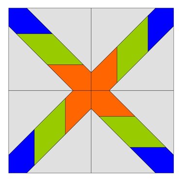 Grafisches Quiltmuster in Orange, Grün, Blau und Hellgrau mit zentralem Kreuz