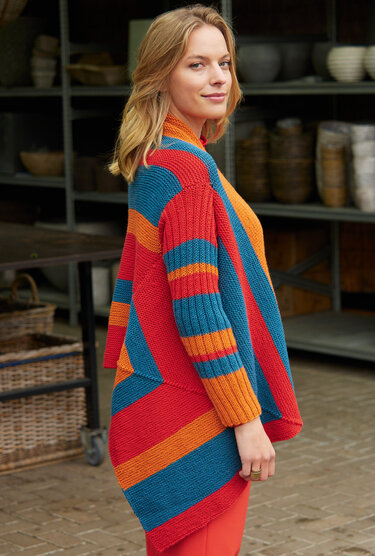 Dreifarbe Jacke mit Zipfeln in Rot, Terraccotta und Petrol - Stricken