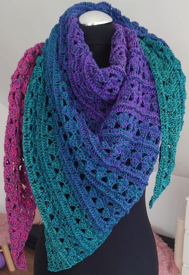 Gehäkeltes Dreieckstuch in Fuchsia, Türkis und Violett auf schwarzer Schaufensterpuppe