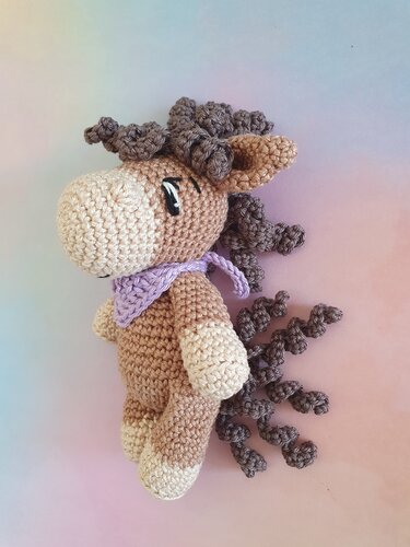 Gehäkeltes Pony-Amigurumi in Braun/Beige mit Lockenmähne, Schweif und fliederfarbenem Halstuch