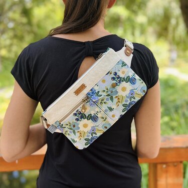 Bauchtasche aus gemustertem Stoff mit Reißverschluss und verstellbarem Gurt