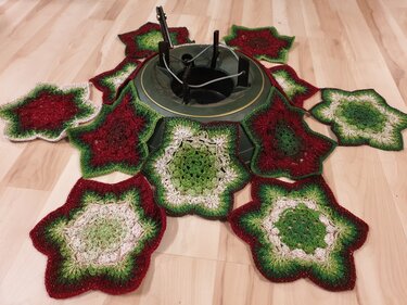 Christmas Tree Skirt Hexie Stars - Crochet Pattern for your Christmas tree
