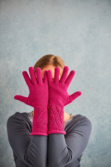 Fingerhandschuhe "Handspiel" mit Zopfmuster in Pink Strickanleitung // PDF - Bild 2