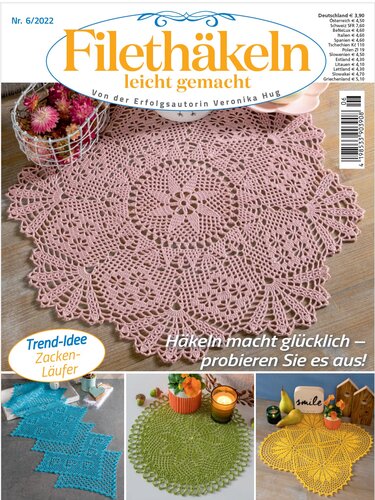 Rundes rosa Häkeldeckchen mit filigranem Filetmuster auf Holz; Vorschaubilder: blauer gezackter Läufer, grünes Runddeckchen, gelbes Deckchen