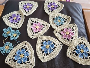 Party Flower Bunting in Triangles - Garland Crochet Pattern