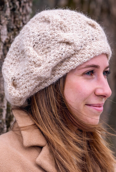 Strickset aus Mütze und Schal in Beige im Zopfmuster - Bild 2