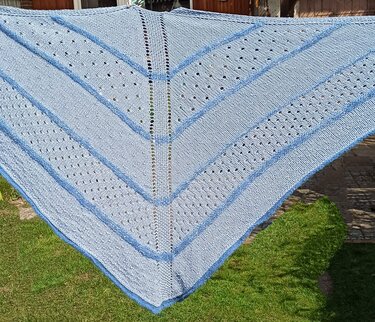 Hellblaues Dreieckstuch mit Ajourlöchern und kontrastierender blauer Kante