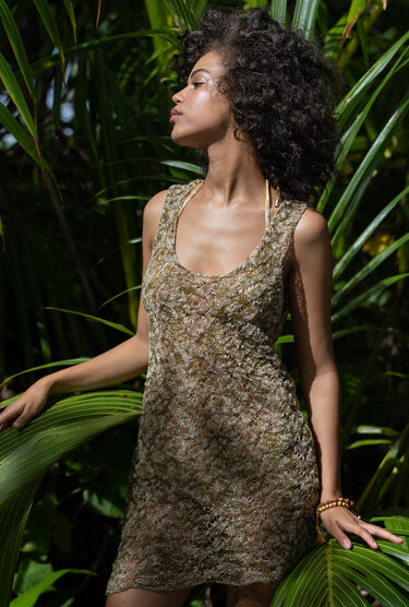 Elegantes, halb transparentes Kleid mit Silberschimmer - Bild 5