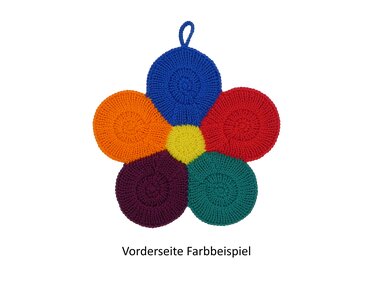 Gestrickter Blumen-Topflappen mit fünf bunten runden Blütenblättern und gelbem Zentrum, Aufhängeschlaufe oben